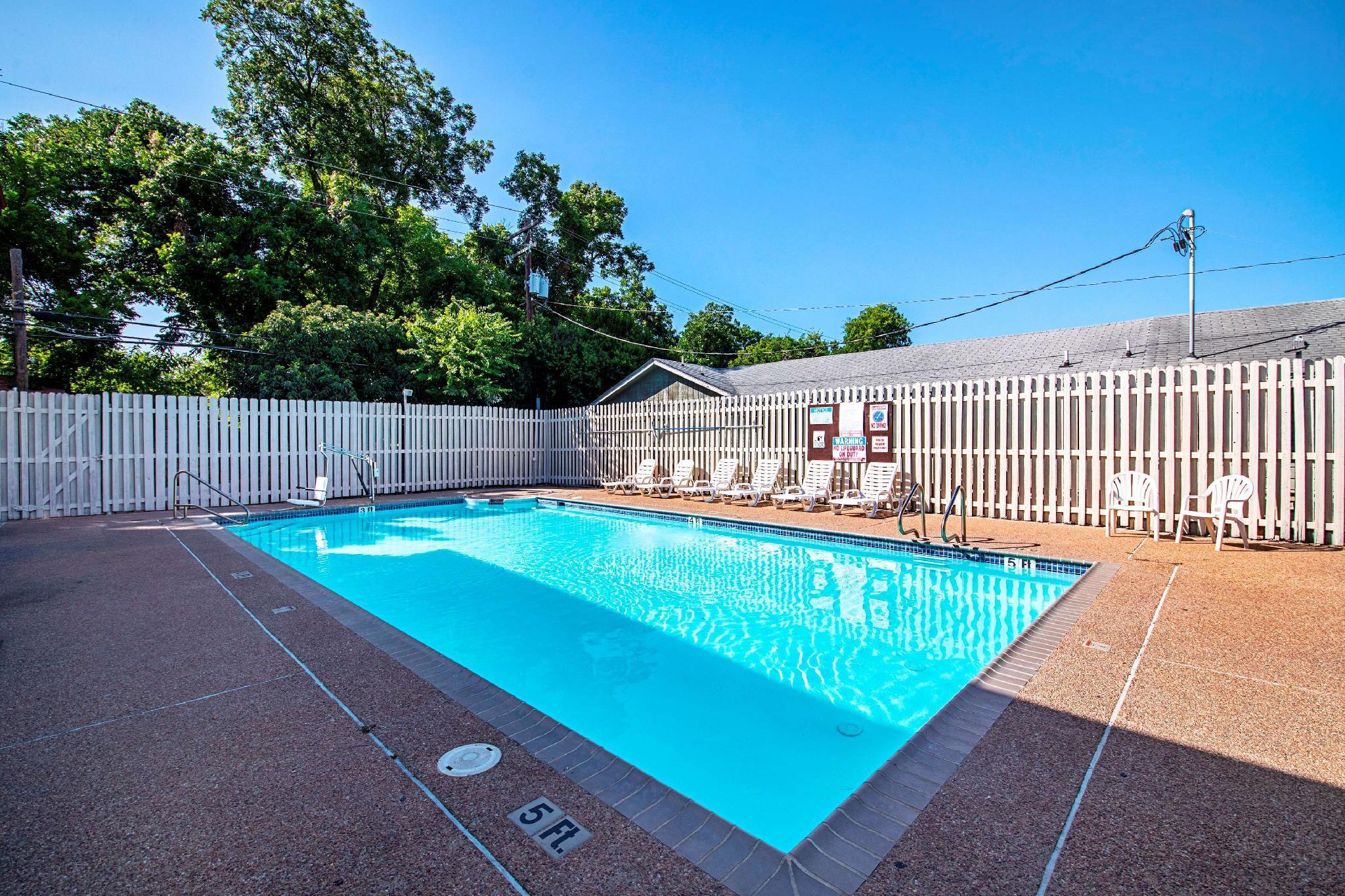 Red Roof Inn San Marcos - photo 4