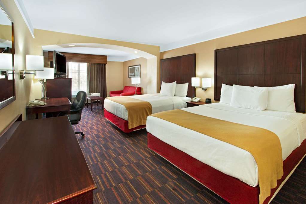 La Quinta Inn & Suites by Wyndham Albuquerque Midtown - photo 54