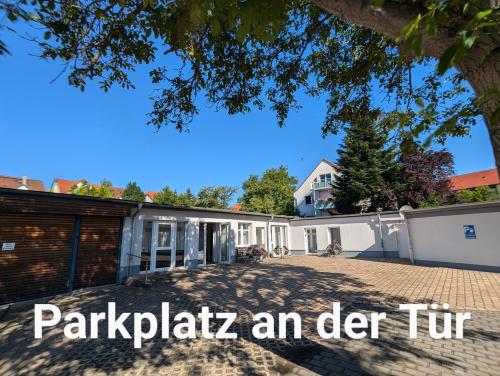 FeWo Urban Gotha Apartment Friedenstein Am Schlosspark Parken an der der Tür Barrierefrei 900 Meter zum Bahnhof Wallbox — 4-Star Luxury Hotel in Gotha, Germany