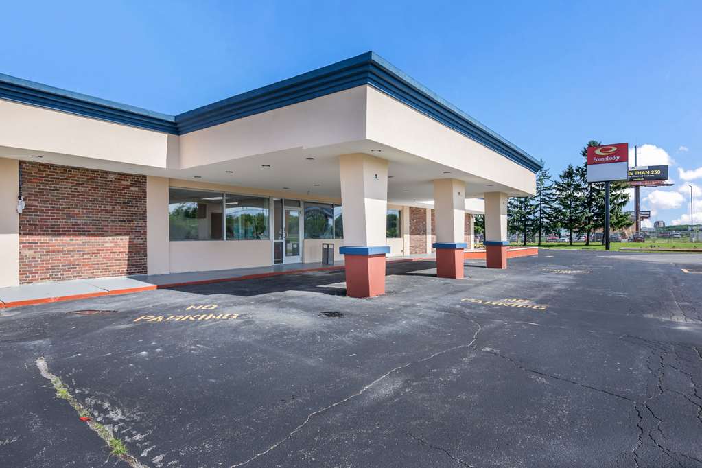 Econo Lodge Neenah - photo 4