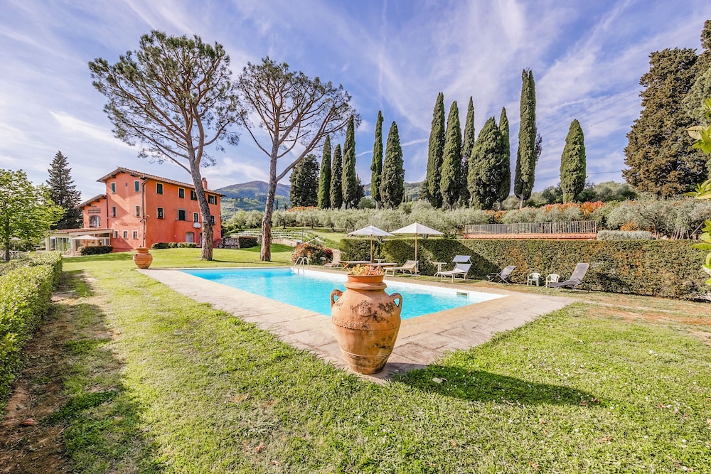 Casa Paradiso With Wonderful Panorama — 4-Star Luxury Hotel in Capannori, Italy