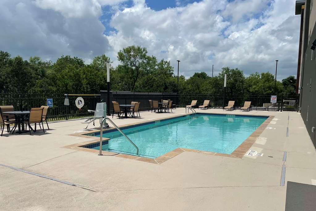 La Quinta Inn & Suites by Wyndham San Antonio Seaworld LAFB - photo 6