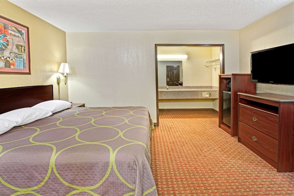 Super 8 by Wyndham Shawnee - photo 19