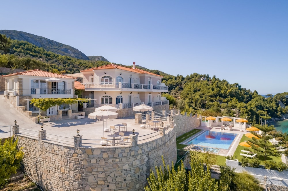 Penny Luxury Apartments — 4-Star Luxury Hotel in Kokkari, Greece