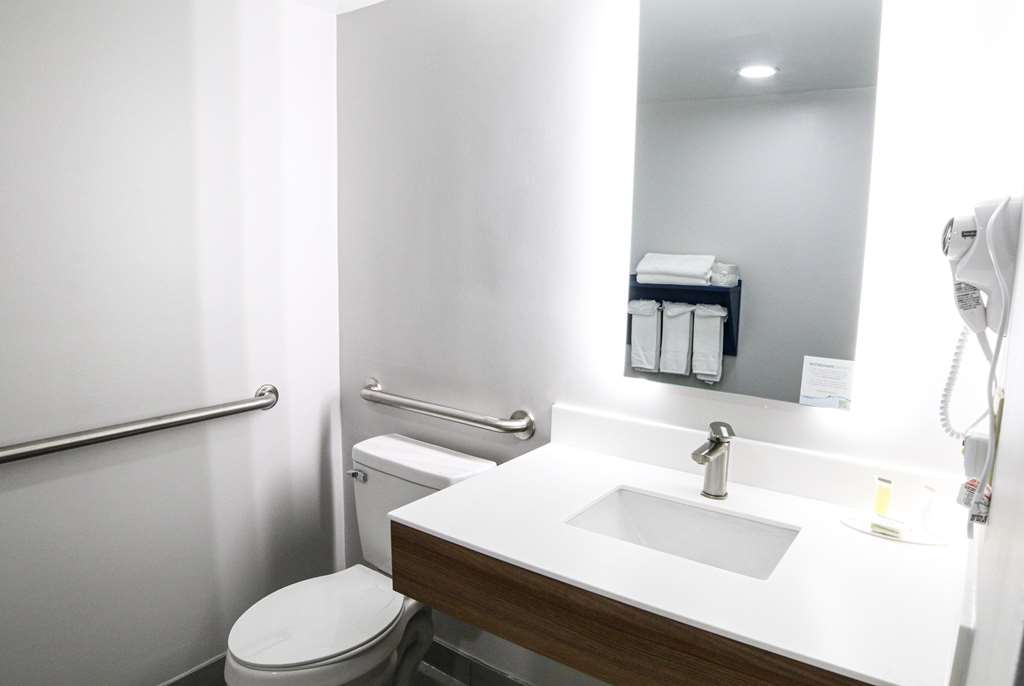 Microtel Inn & Suites by Wyndham Charlotte Northlake - photo 14