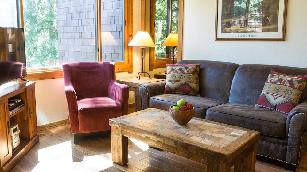 Ski Trails 4042 - carbon neutral hotel in Truckee