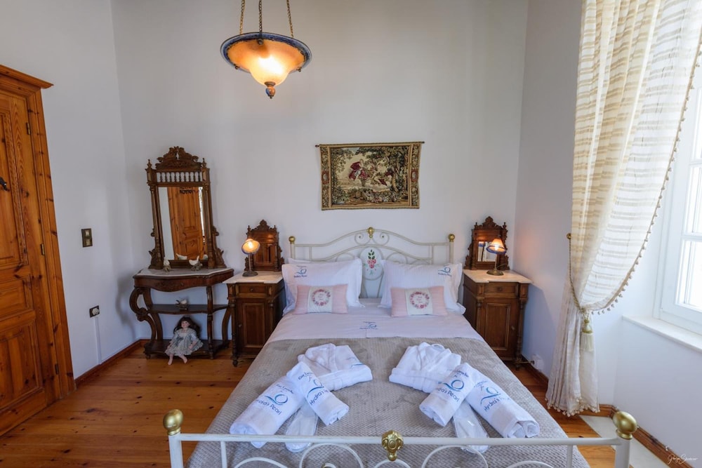 Hydra’s Pearl Gold Pearl in Ydra, Greece