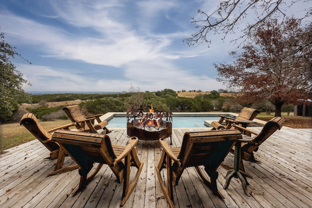 Pool Porch and Stunning Views Spacious Texas Home — 4-Star Luxury Hotel in Glen Rose, United States