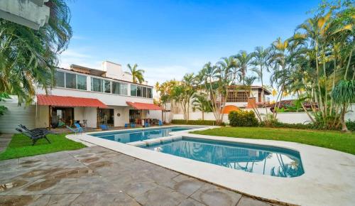 Tranquilo Private Pool Near Beach Sleeps 16 in Ixtapa, Mexico