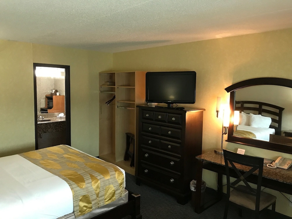 Marvin's Garden Inn - photo 11