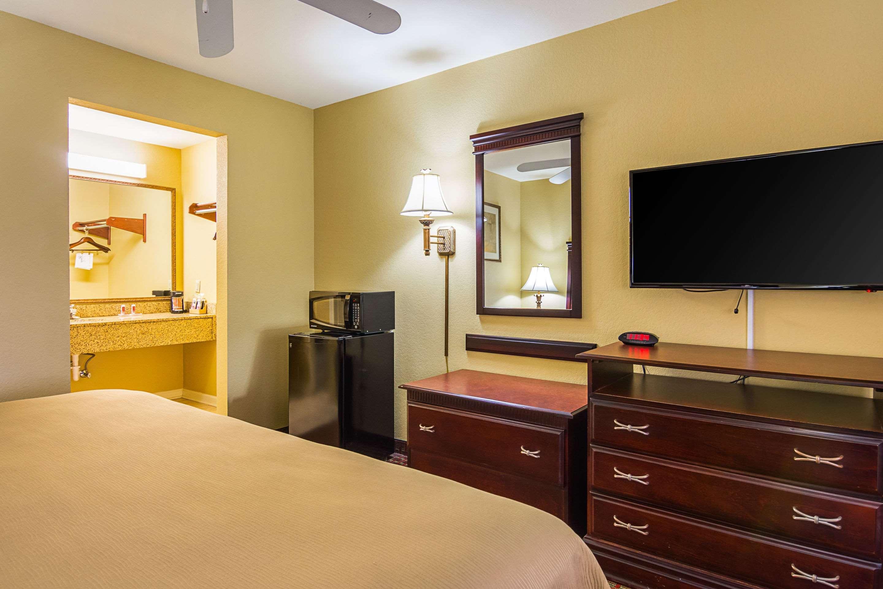 Bryant Inn & Suites - photo 16