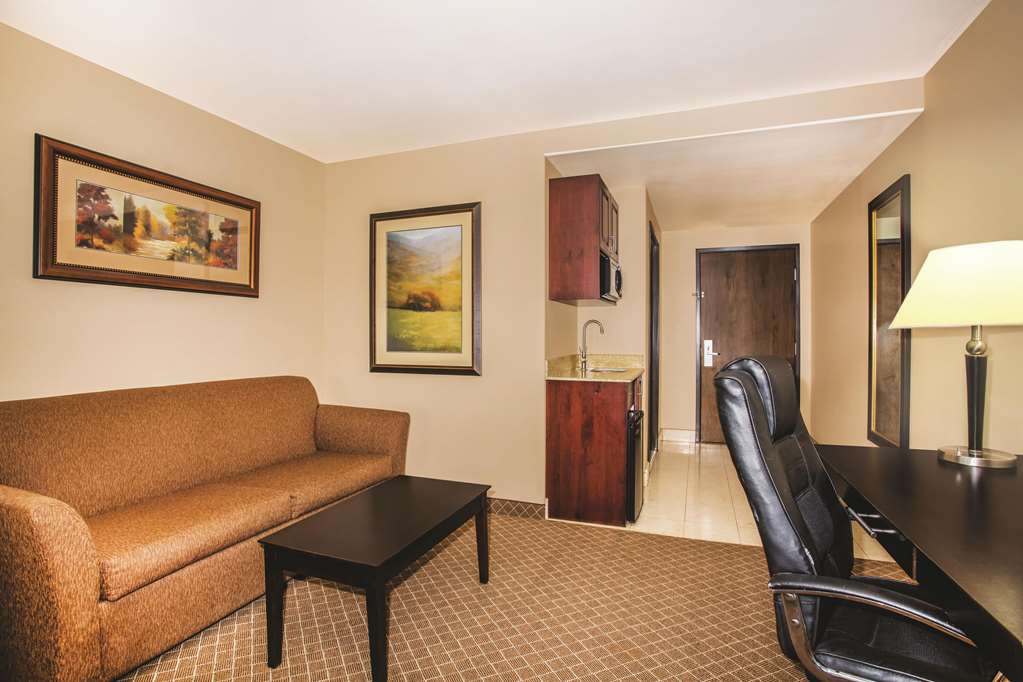 La Quinta Inn & Suites by Wyndham Ely - photo 10