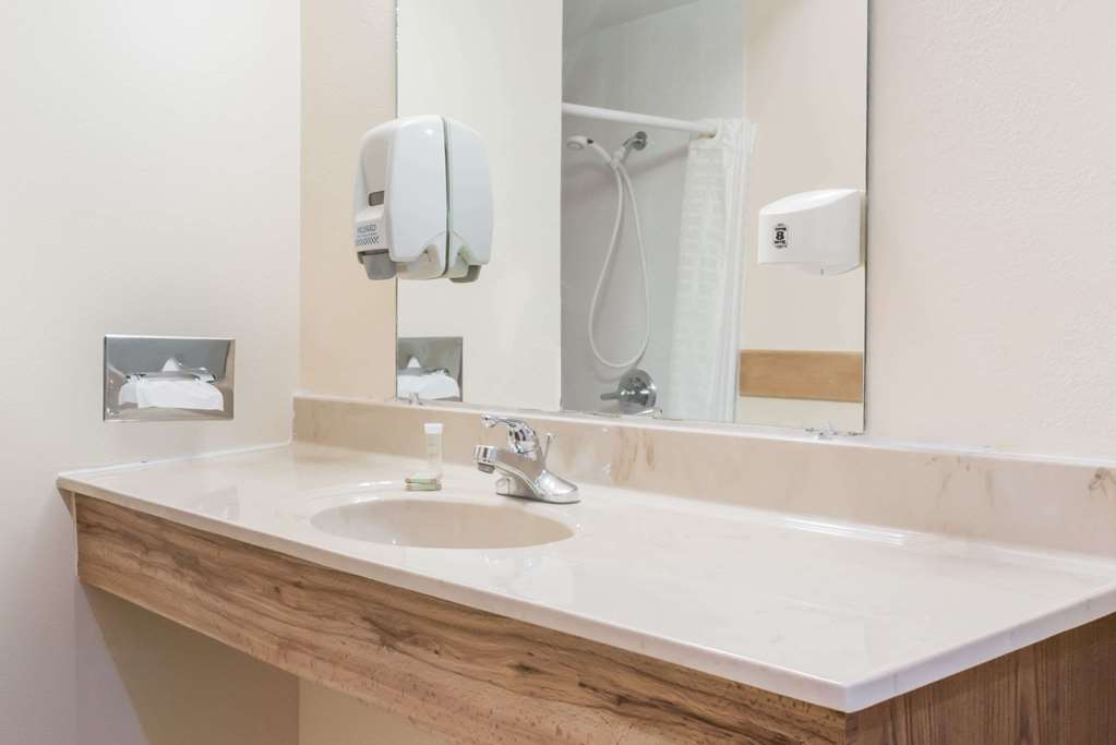 Super 8 by Wyndham Higginsville - photo 11