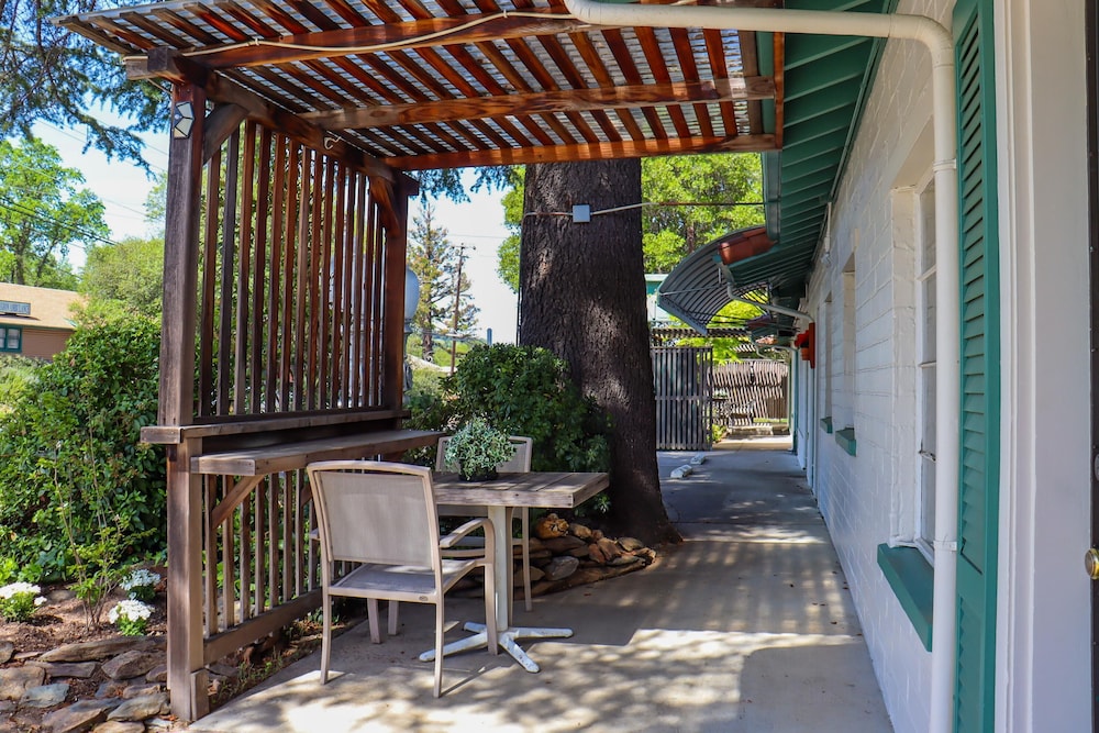The Bonnie Inn Unit 5 With Breakfast Nook - photo 12