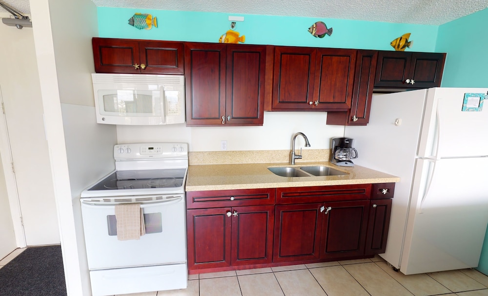 Waikiki Banyan High Level Condo with Private Lanai by Koko Resort Vacation Rentals - photo 46