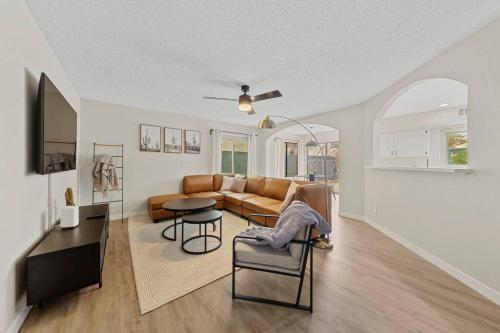 4Br Model Home w Pool and Pool table in Henderson