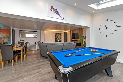 Contractors Dream POOL TABLE Close to Luton Airport Three Double Bedrooms in Luton, United Kingdom