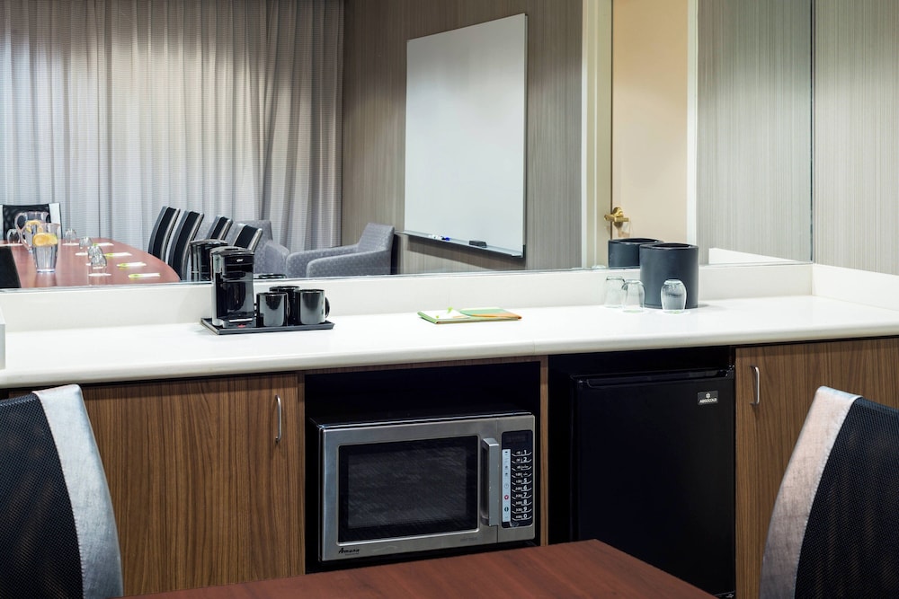 Courtyard by Marriott Toledo Maumee Arrowhead - photo 9