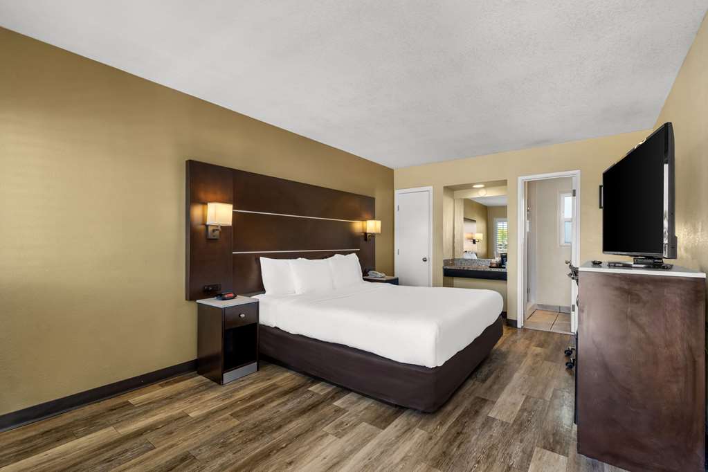 Comfort Inn San Diego Airport At The Harbor - photo 24