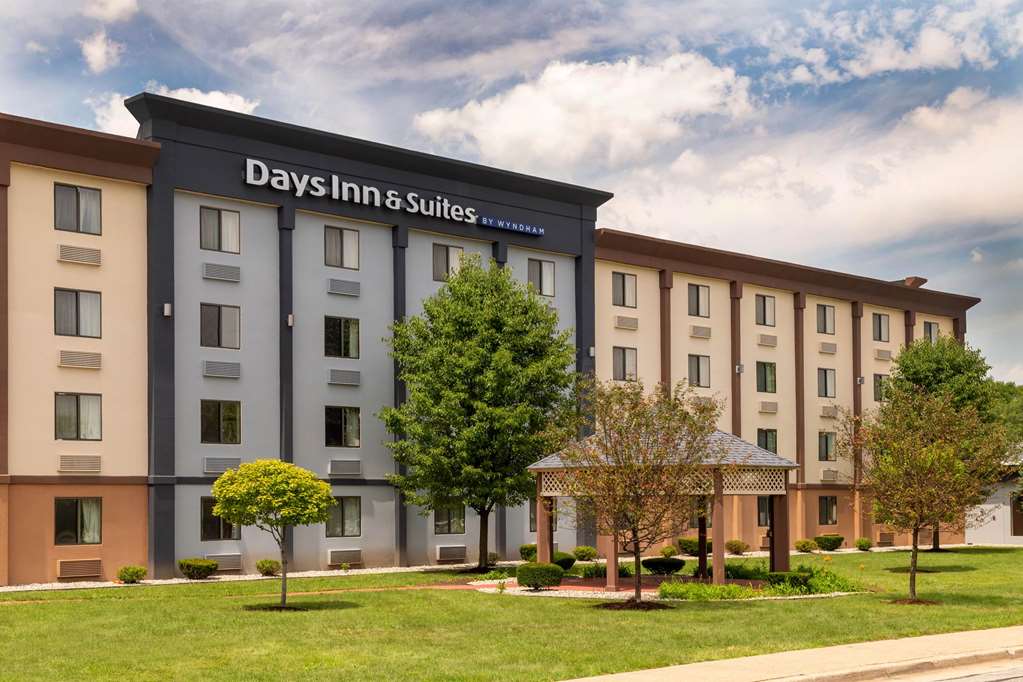 Days Inn and Suites by Wyndham Hammond IN - photo 2
