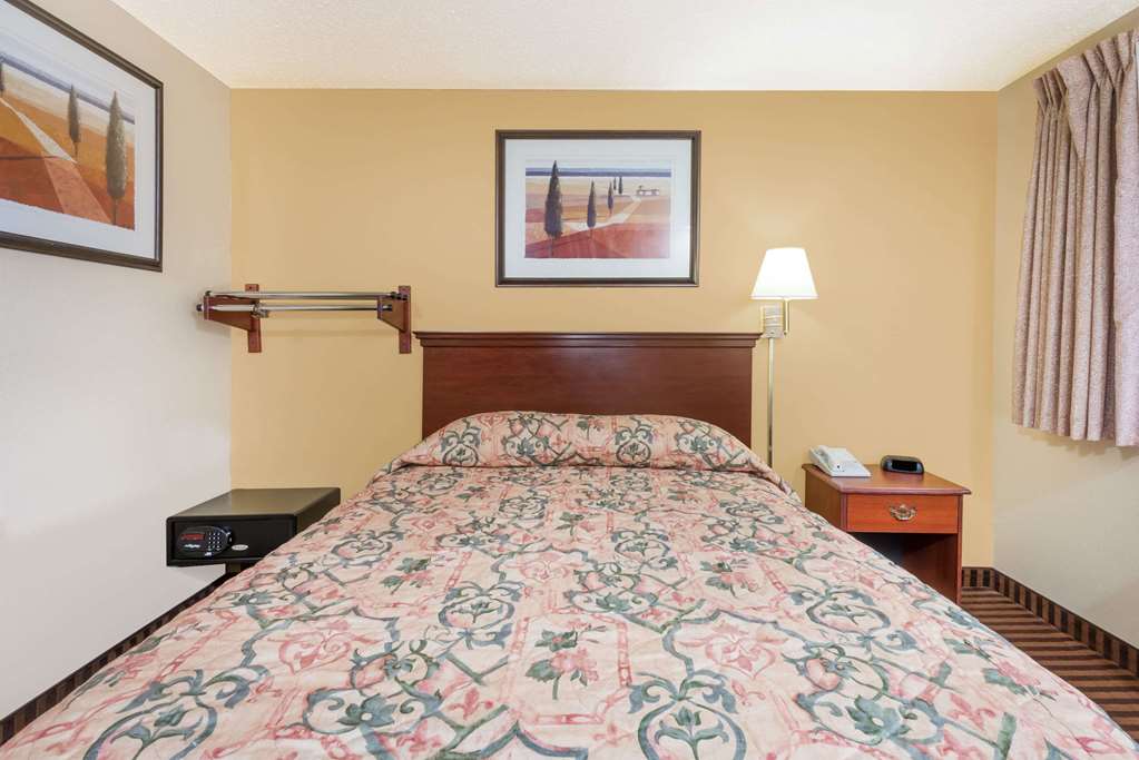 Super 8 by Wyndham La Vale Cumberland Area - photo 7