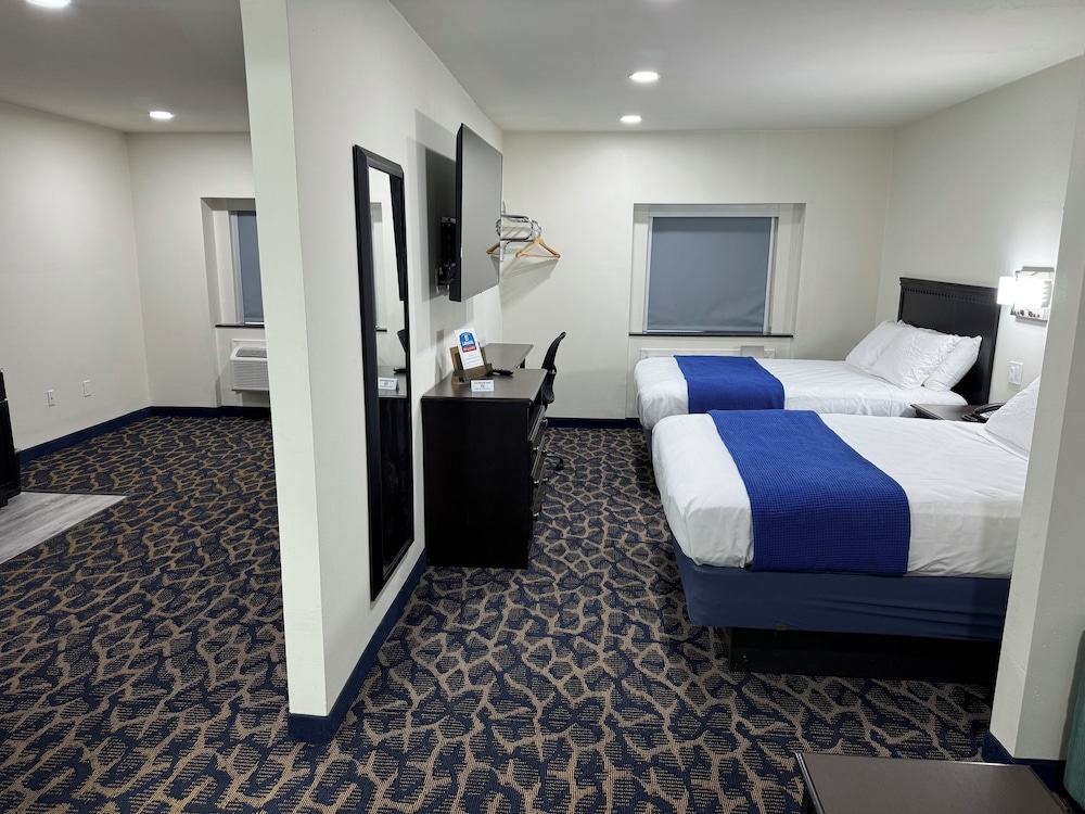 Lakeside Inn and Suites - photo 13