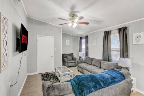 Stylish 4 bedroom home in Groves — 4-Star Luxury Hotel in Groves, United States