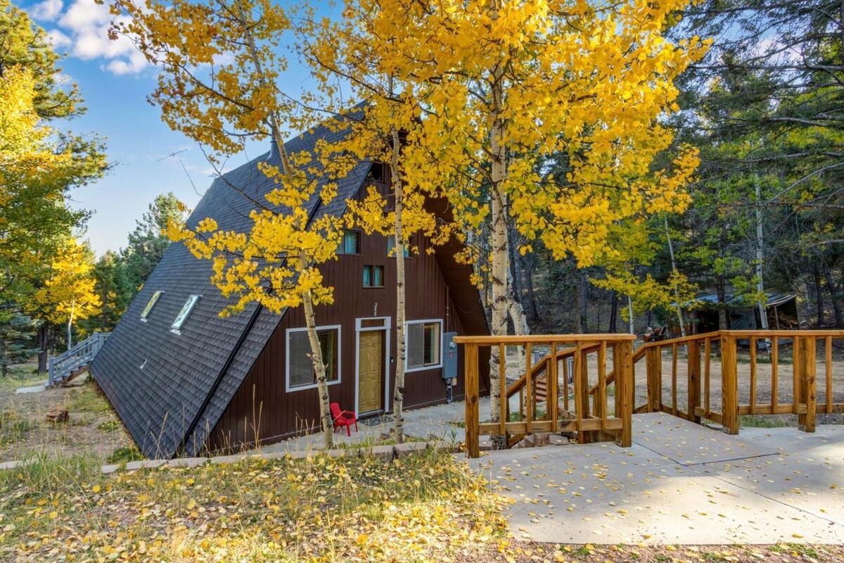 Woodland Park Scandi Cabin Mtn Views & Hot Tub — 4-Star Luxury Hotel in Woodland Park, United States