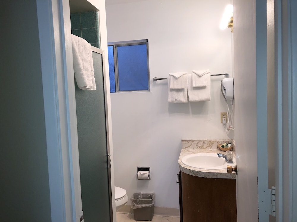 Cedar Inn & Suites - photo 61