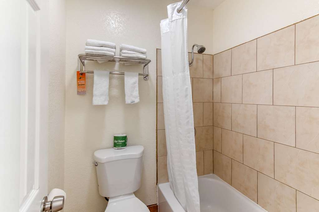 Howard Johnson Suites by Wyndham San Diego Chula Vista BayFt - photo 6