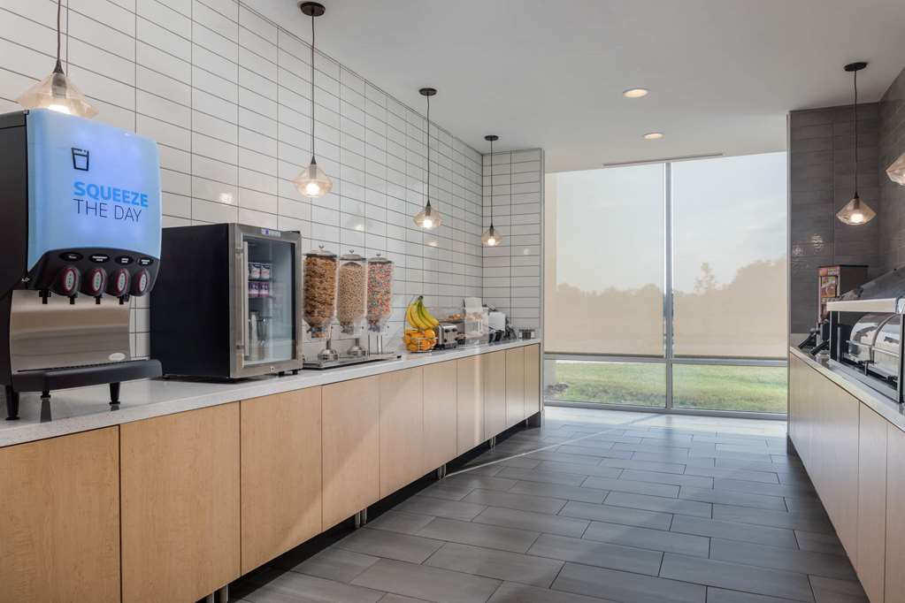 La Quinta Inn & Suites by Wyndham Greensboro Arpt High Point - photo 31