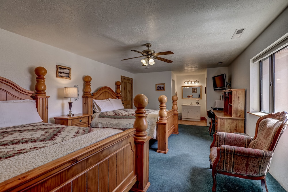 The Snuggle Inn - photo 6
