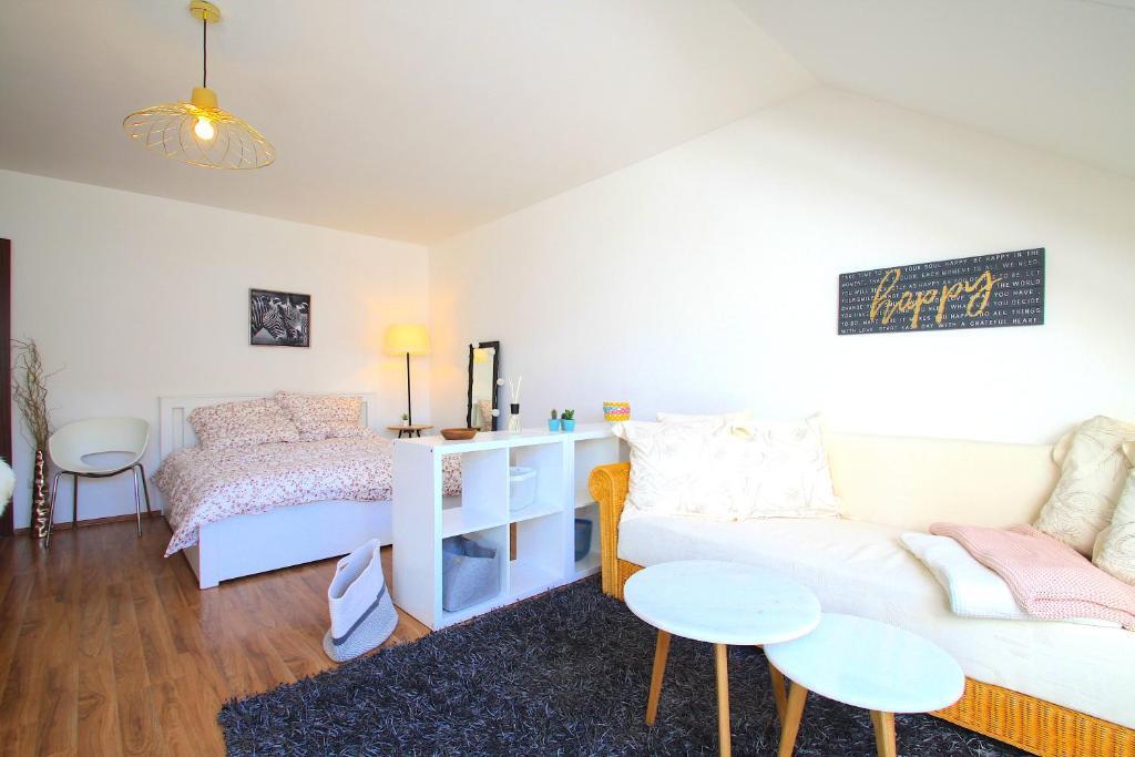 HOMELY STAY Serenity Greens Stylisch Studio Apartment with kitchen 15 min from Central Station pet friendly — 4-Star Luxury Hotel in Munich, Germany