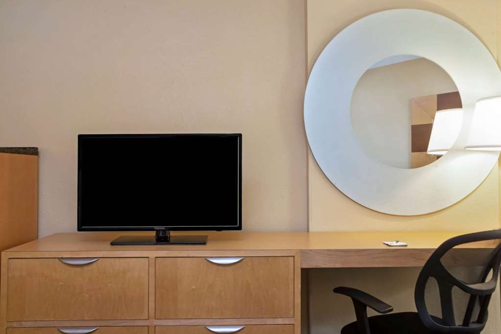La Quinta Inn & Suites by Wyndham West Palm Beach Airport - photo 18