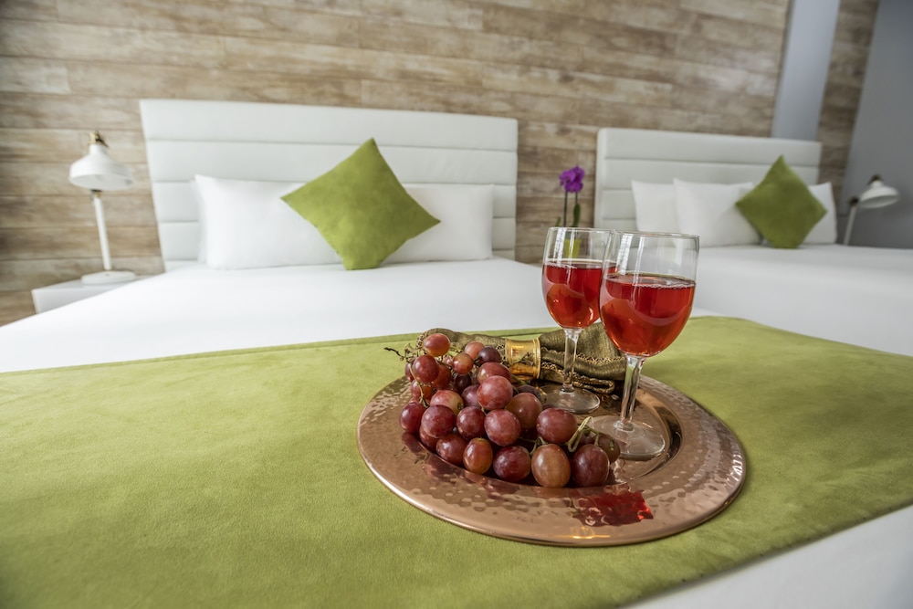 Chesterfield Hotel & Suites - photo 17