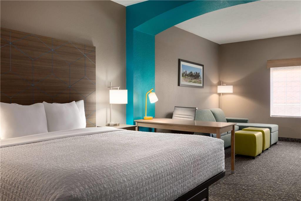 La Quinta Inn & Suites by Wyndham Shawnee - photo 21