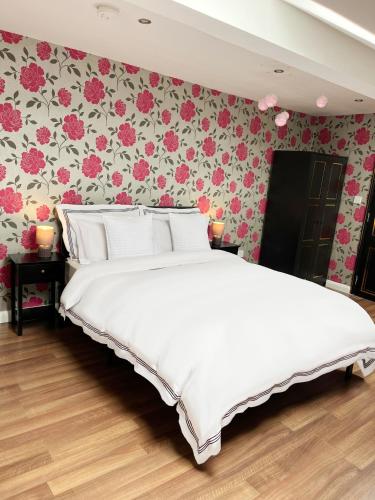 Entire PinkApt Free parking Up to 4 guests 3 beds Close to city centre — 4-Star Luxury Hotel in Belfast, United Kingdom