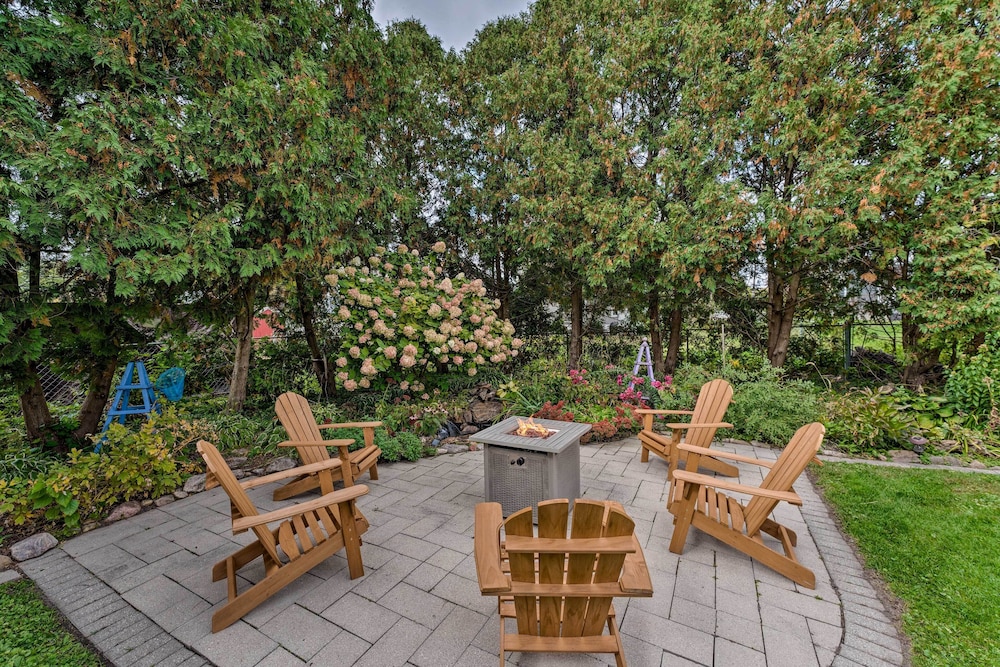 Airy Cottage Close to Rock Lake with Fire Pit — 4-Star Luxury Hotel in Lake Mills, United States