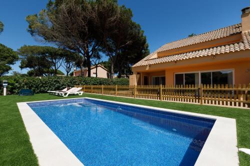 Villas con piscina a 120m de la Playa de Pals by La Costa Resort in Pals, Spain