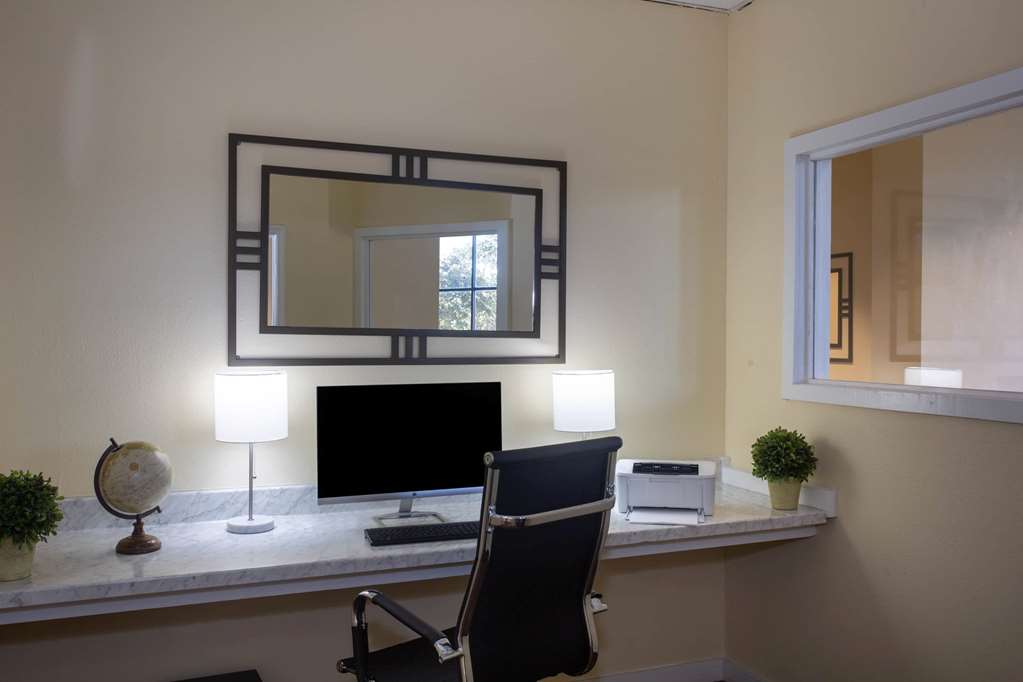 Days Inn & Suites by Wyndham Tallahassee Conf Center I 10 - photo 30