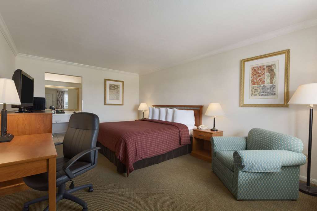 Baymont by Wyndham Beaumont - photo 11