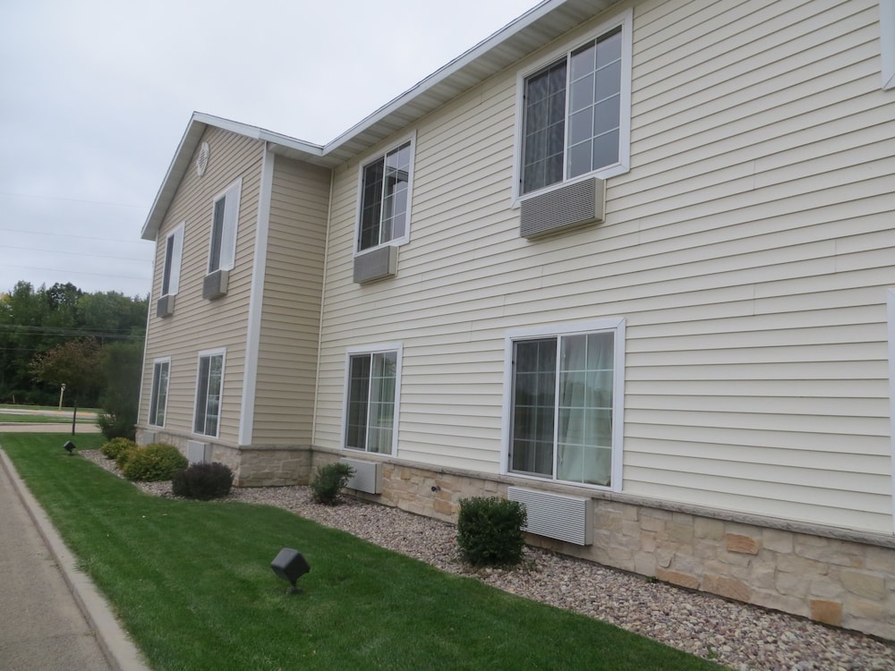 Cobblestone Inn & Suites Brillion - photo 47