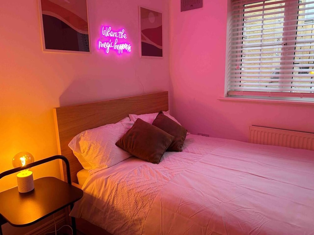 East London Apartment Near Station And Free Parking 19614954 — Romford