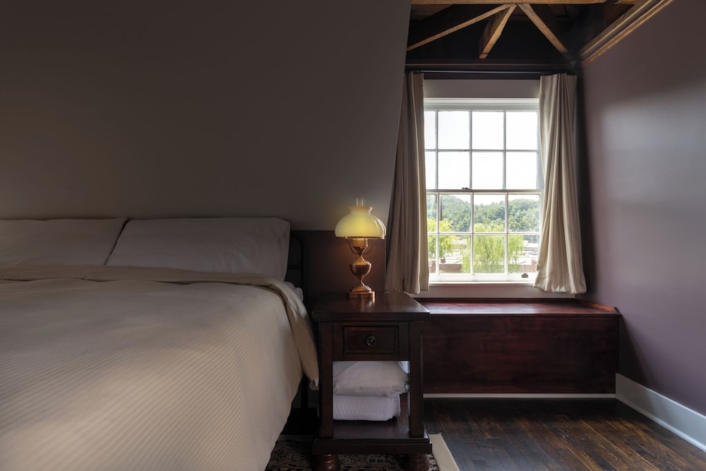 The NuWray Hotel & Carriage House - photo 41