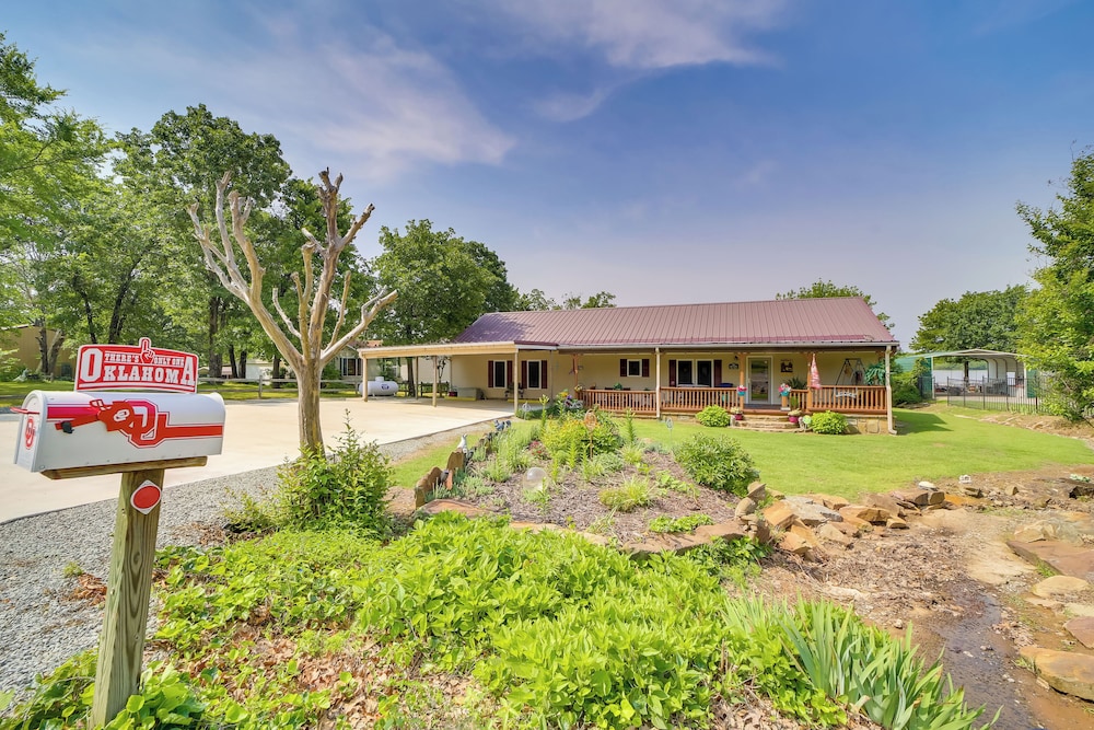 Cozy Lake Eufaula Hideaway with Fire Pit and Hot Tub — Eufaula — photo 4