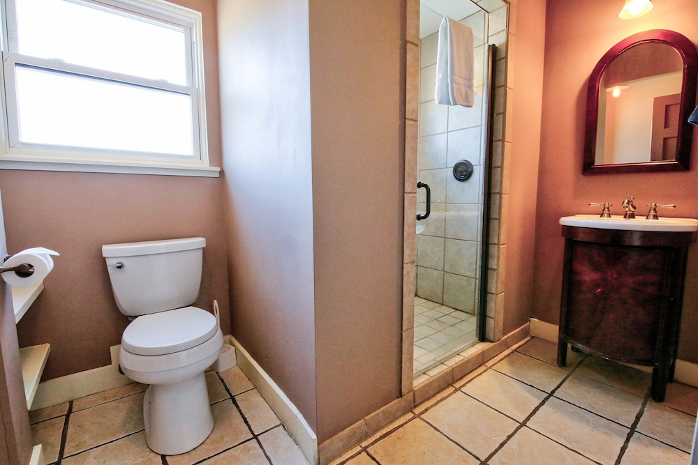 Hotel Charlotte - photo 34