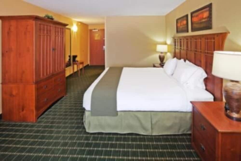 The Q Hotel & Suites - photo 14