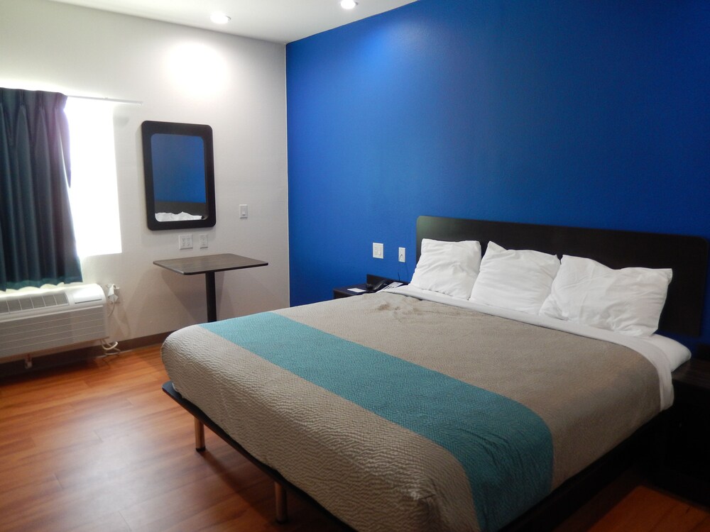 Motel 6 Houston TX Downtown North - photo 11