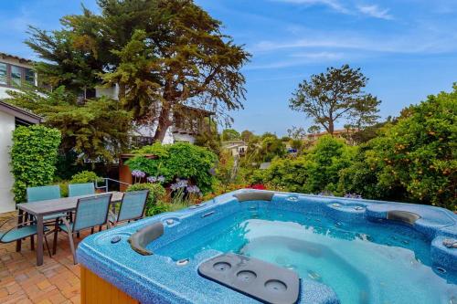 La Jolla Historic Gem Hot Tub Game Room Garden Oasis with Firepit & Courtyard Dining in San Diego, United States