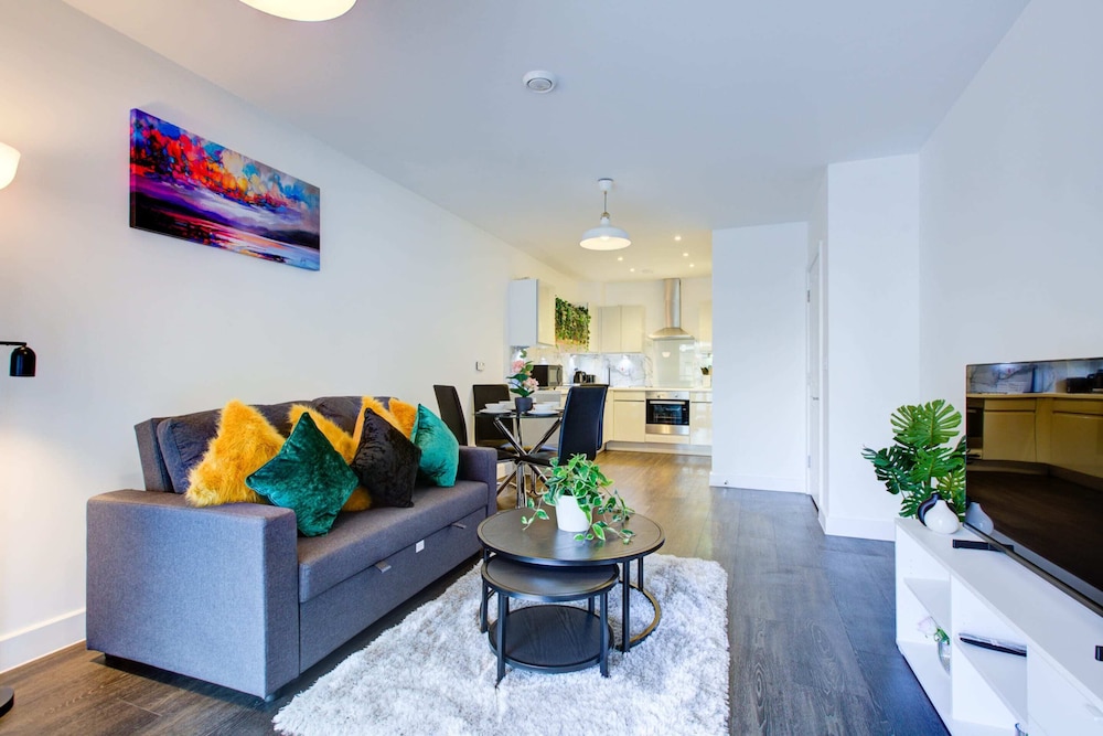 Modern Greenwich Flat With Parking — 4-Star Luxury Hotel in London, United Kingdom